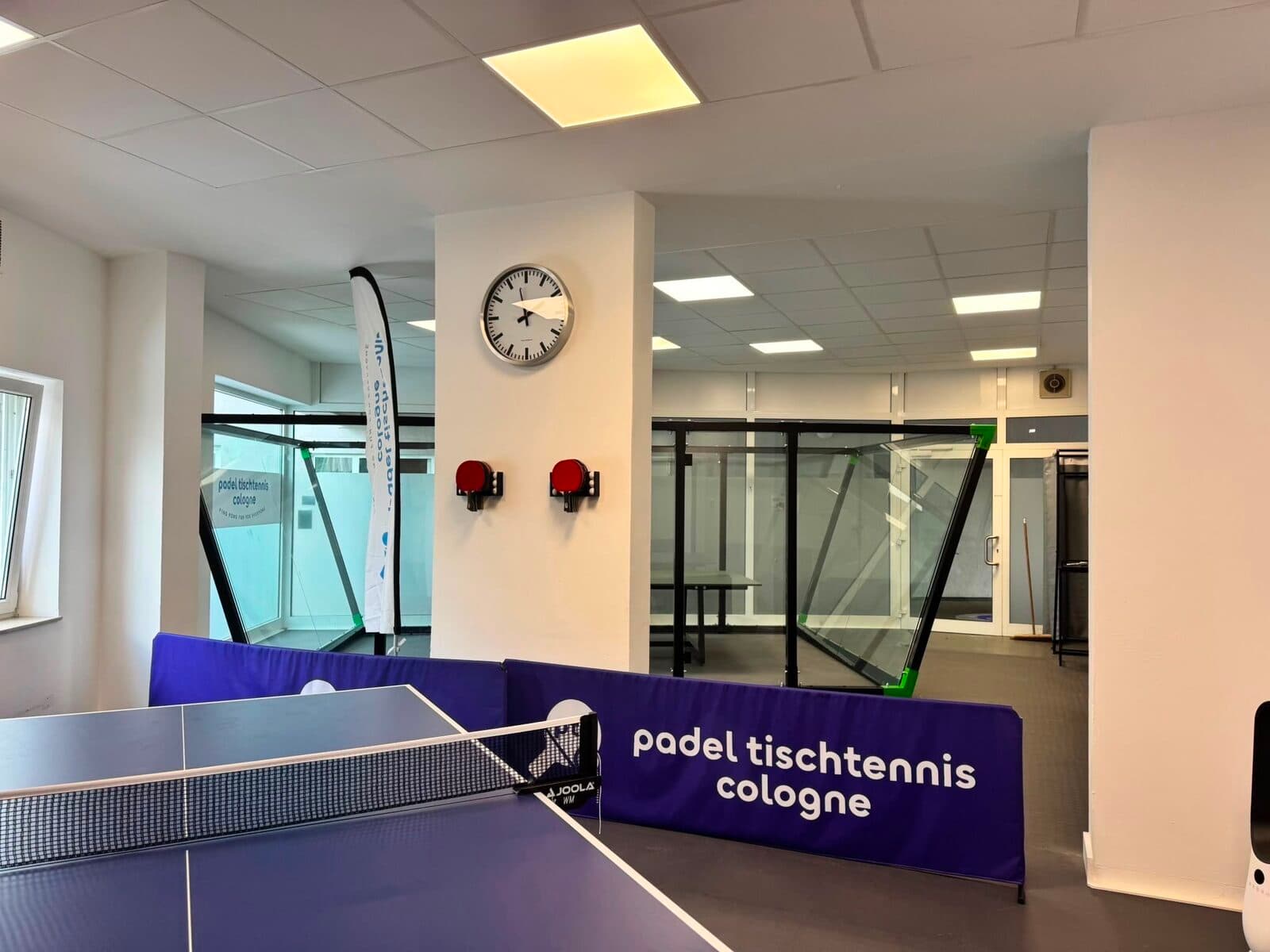 Blick in die ptc Halle mit Tischtennis-Tisch, Bande und Glas-Court