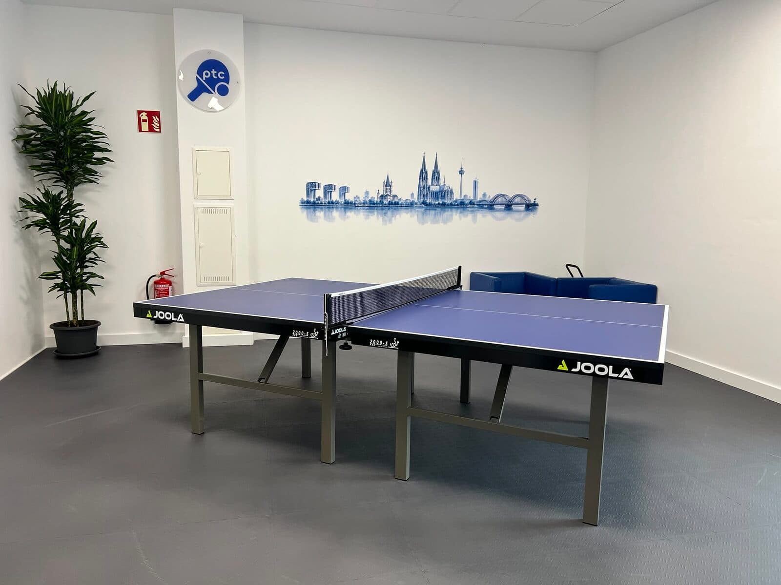 Tischtennis-Tisch vor dem Köln-Skyline-Wandbild