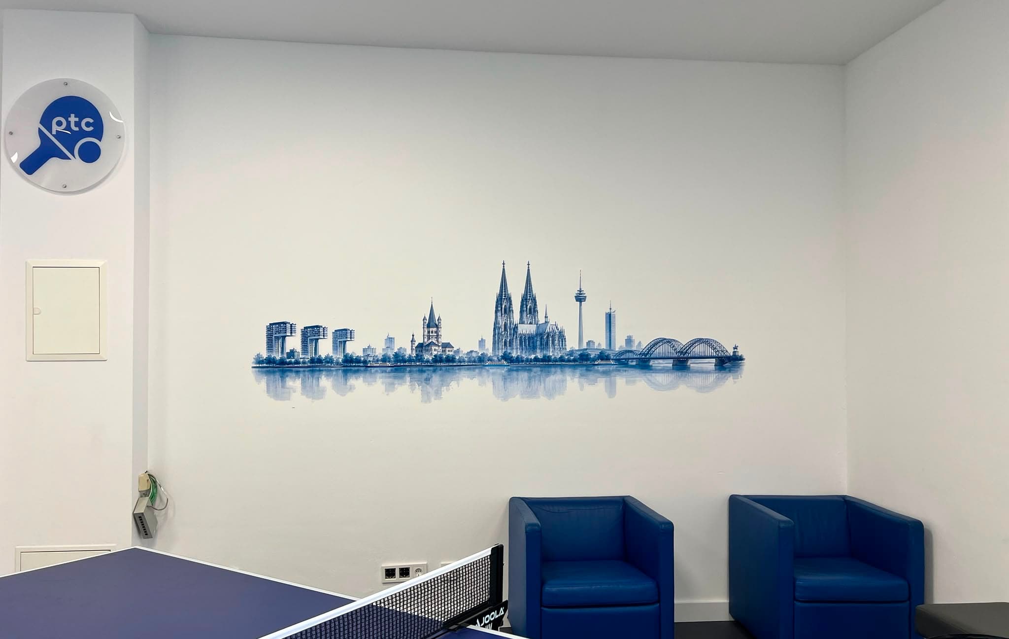 Köln-Skyline-Wandbild in der Halle