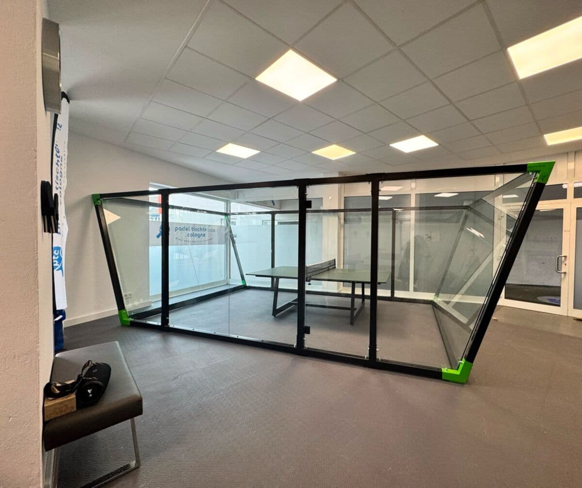 Der fertige Padel-Tischtennis-Glas-Court in der ptc-Halle
