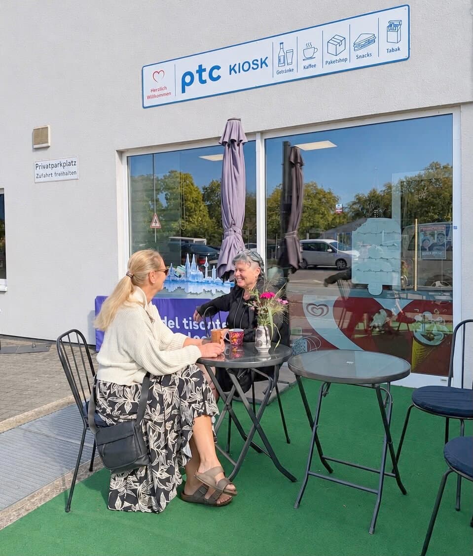 Gäste bei Kaffee auf der Terrasse vor dem ptc KIOSK