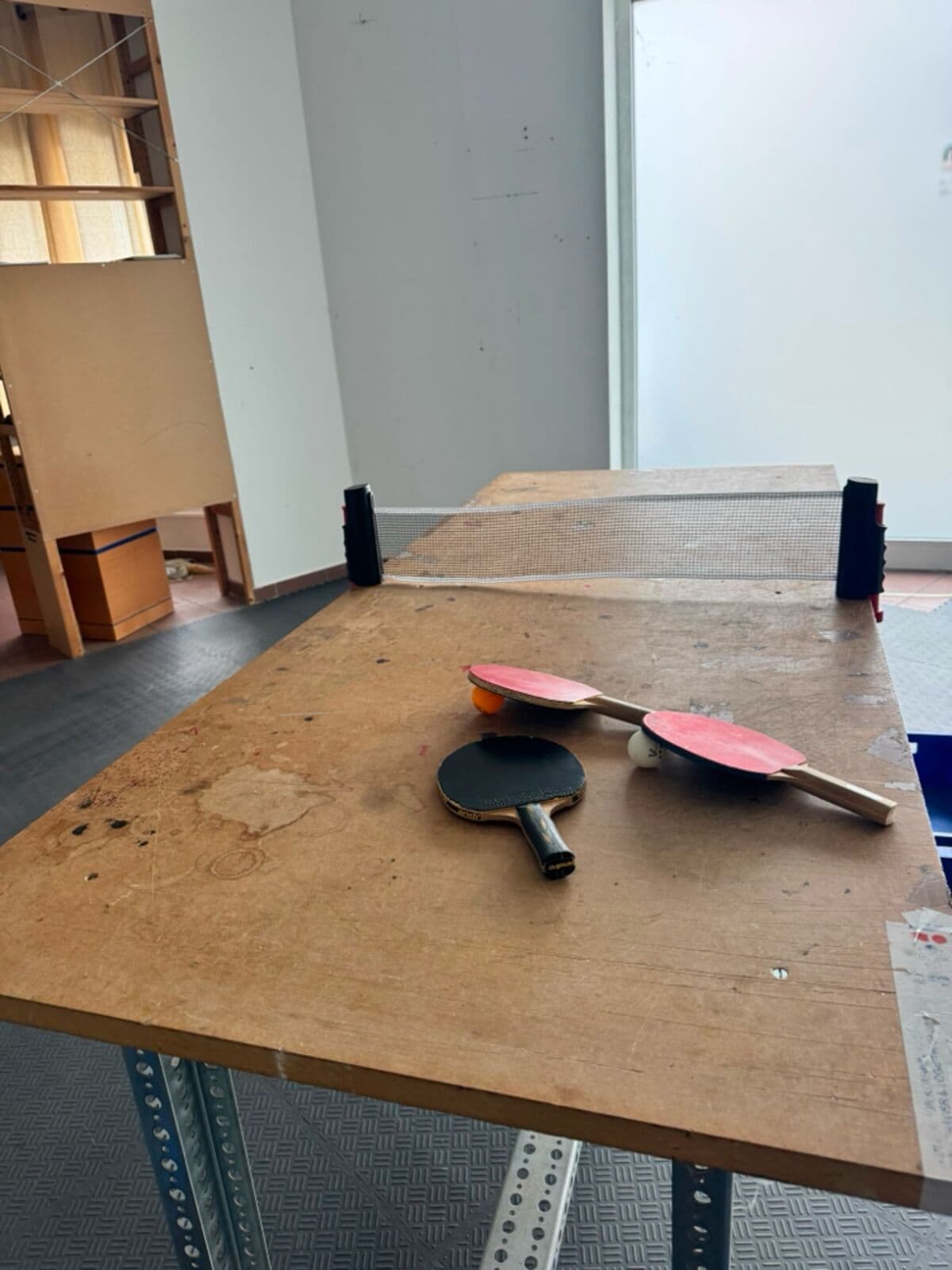 Provisorischer Tischtennis-Tisch im Rohbau der Halle